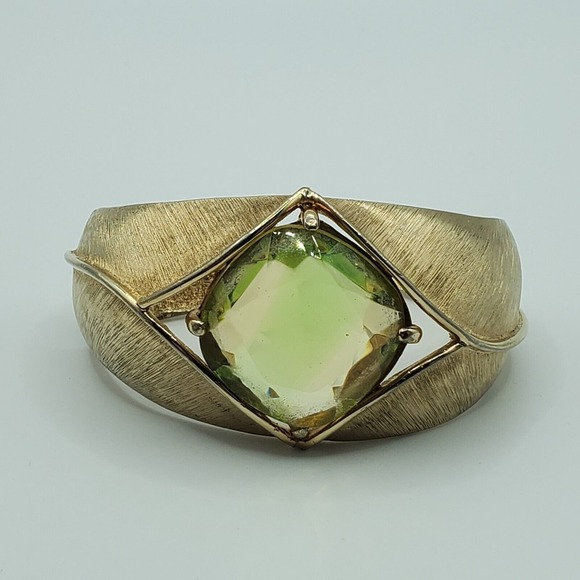Avon Cuff Bracelet Green Plastic Stone Brushed Gold Tone Fashion Jewelry - Picture 1 of 10